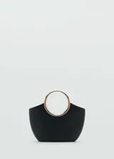 Bolso negro con efecto piel, forro interior, asa de mano, doble asa corta, asa larga extraíble, detalle metálico y cierre de imán interior.