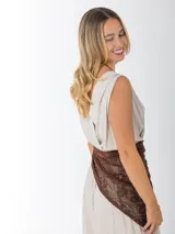 Mono largo de lino italiano color beige, con escote en V y cinto de rafia elastizado incluido y desmontable.