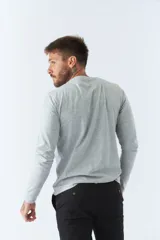 Remera gris de manga larga con cuello redondo y estampado frontal con la frase "Actually Perfect".