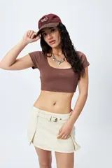 Top corto color amarillo, de mangas cortas y escote redondo.