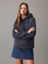 Buzo Calvin Klein color gris oscuro, de felpa con capucha y cordón ajustable. Tiene puños y bajo acanalados, y logo bordado en el pecho.