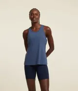 Musculosa deportiva roja de microfibra con perforaciones y espalda estilo nadador.