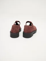 Guillerminas de cuero gamuza color marrón con pespuntes en hilo blanco, taco de 4cm y plataforma de goma.