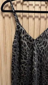 Top de tirantes finos con estampado animal print metalizado dorado y negro, de corte clásico.