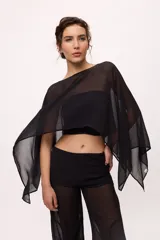 Poncho de gasa color celeste, de talle único.