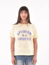 Remera blanca de algodón con estampado de limones y texto en azul.