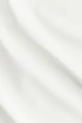 Top blanco de punto elástico con hombros descubiertos, escote ancho con doblez y laterales fruncidos.