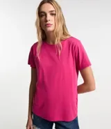 Blusa básica de algodón color tostado, de manga corta con dobladillo y nudo frontal.