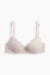 Soutien super push-up de encaje color lila con breteles ajustables y copas superacolchadas que realzan el busto y el escote. Con aros y cierre de corchetes en la espalda.
