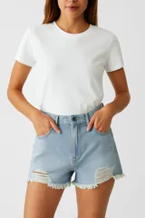 Short de jean celeste con roturas y calce alto.