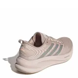 Championes de running Adidas Supernova Ease 2 para mujer, color rosado pálido con detalles en gris y coral. Presentan una malla texturizada en el upper y una suela gruesa con tecnología Dreamstrike.