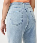 Pantalón mom de jeans con lavado marmolado, tiro alto y corte holgado.