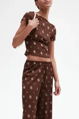 Pantalón marrón de corte recto con estampado cachemir en color beige, cintura elástica con cordón ajustable.