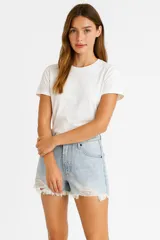 Short de jean celeste con roturas y calce alto.