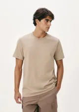 Remera lisa color beige de manga corta y cuello redondo.