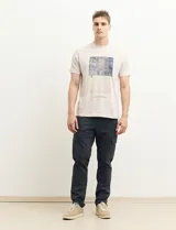 Pantalón de gabardina color marrón, corte slim fit, con bolsillos laterales tipo cargo.