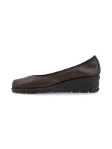 Zapato estilo ballerina color marrón, con taco corrido y punta semi redondeada. Confeccionado en cuero italiano, con calce elastizado, plantilla flexible y suela confortable.