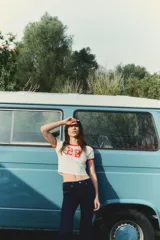 Remera corta blanca de punto acanalado fino de algodón con mangas raglán y ribetes en rojo. Estampado frontal con el número 28 en rojo.