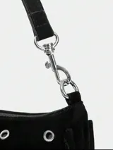 Bolso bandolera negro con tachas y flecos largos.