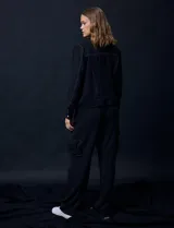 Pantalón cargo negro de crepe marca Ninety. Tiene pretina ancha elastizada en punto smock con lazo de ajuste y bolsillos cargo laterales.