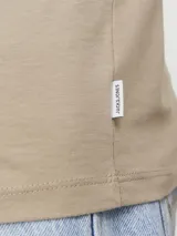 Camiseta de manga corta color beige, marca Jack & Jones, confeccionada en algodón orgánico.