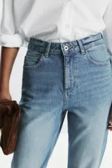 Pantalón de jean negro de corte recto, tiro alto y largo tobillero.
