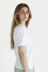 Remera color marrón con cuello redondo y mangas cortas.
