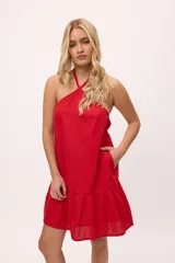 Vestido corto color verde oliva, con escote halter, corte suelto y falda con volados.