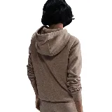 Buzo con capucha Nike Sportswear Club Fleece color marrón claro con logo Nike blanco bordado en el pecho.