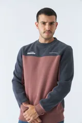 Buzo de algodón para hombre, con corte regular, mangas largas y diseño color block en gris y rosa.