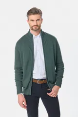 Campera tejida de algodón color azul con cierre frontal y cuello alto.