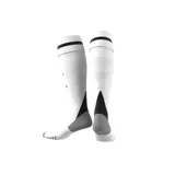 Medias de fútbol Adidas del Real Madrid, parte de la primera equipación del club. Diseño blanco con detalles en negro, refuerzos en el arco plantar y tobillo, tecnología AEROREADY y acolchado en la planta.