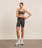 Bermuda deportiva gris con recortes texturizados y efecto levanta pompis.