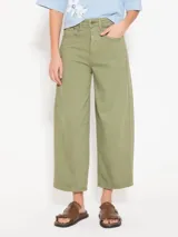 Pantalón largo color verde oliva, de corte ancho y largo hasta el tobillo. Presenta cinco bolsillos y avíos metálicos dorados.