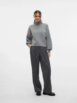 Sweater tejido gris con cuello alto y mangas globo.