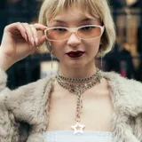 Collar de cadena plateada con dije de estrella calada.