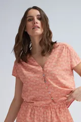 Blusa salmón con estampado de abanicos en color crudo, escote en V y cierre frontal con botones.