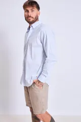 Camisa celeste de vestir, de corte clásico y manga larga.