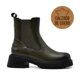 Bota Chelsea de cuero sintético negro con elásticos laterales, caña media, suela track y tirador trasero.