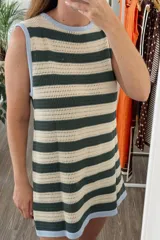 Vestido sin mangas de tejido de punto calado, con rayas horizontales anchas en color verde oscuro y beige. Presenta ribetes en color celeste claro en el cuello y el ruedo.
