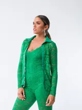 Camisa verde de encaje con cuello camisero y cierre frontal con botones.