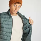 Chaleco puffer verde con cierre frontal y cuello alto.
