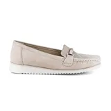 Mocasines color beige con detalle de perforaciones en la parte delantera y aplique metálico plateado.