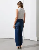 Blusa sin mangas color beige de seda fría con cuello volcado.