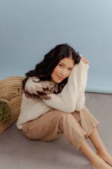 Sweater tejido en lana merino color crudo, con diseño geométrico en tonos marrones en la parte superior.