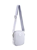 Bandolera pequeña color gris claro, con correa larga regulable con el nombre de la marca.