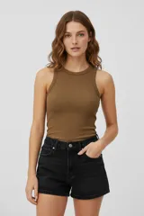 Musculosa marrón de algodón, sin mangas, al cuerpo y cuello redondo.