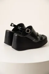 Sandalias de cuero color beige con diseño de tiras y plataforma, con taco de 8,5 cm.