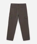 Pantalón baggy color marrón confeccionado en sarga de algodón, con cintura con trabillas, cierre tradicional y bolsillos cargo laterales.