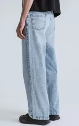 Pantalón de denim 100% algodón, color celeste claro con efecto acid wash. Diseño de cinco bolsillos y calce wide leg.